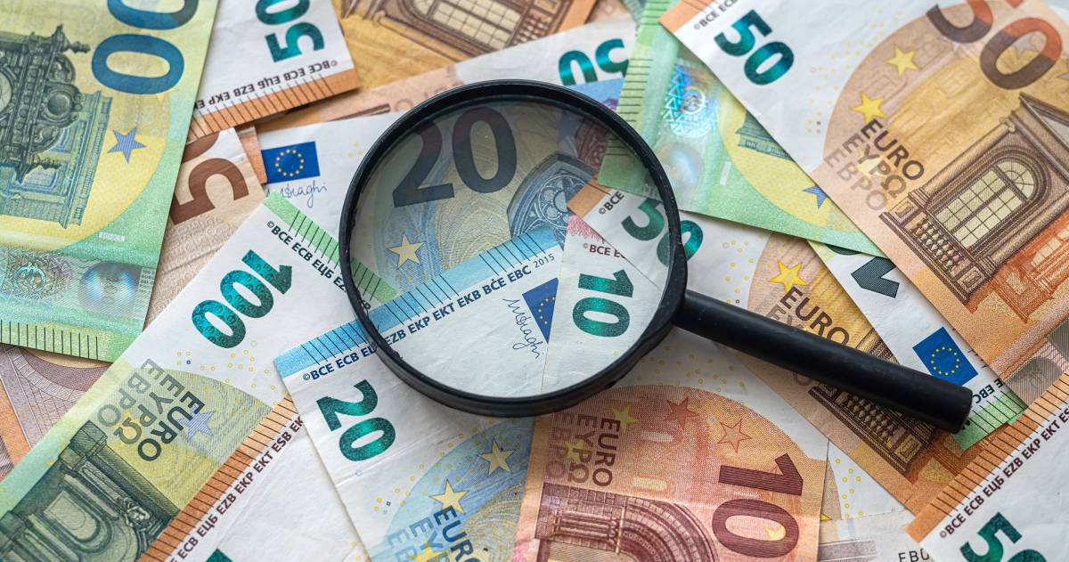 Eurobiljetten met een vergrootglas erboven