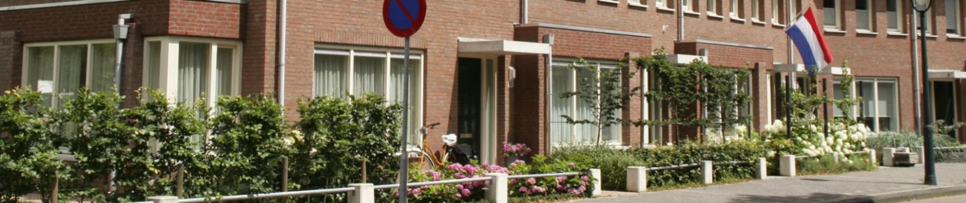 Rij huizen met heg